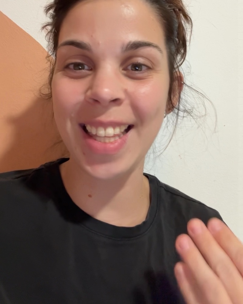A Cátia de camisola preta, a explicar